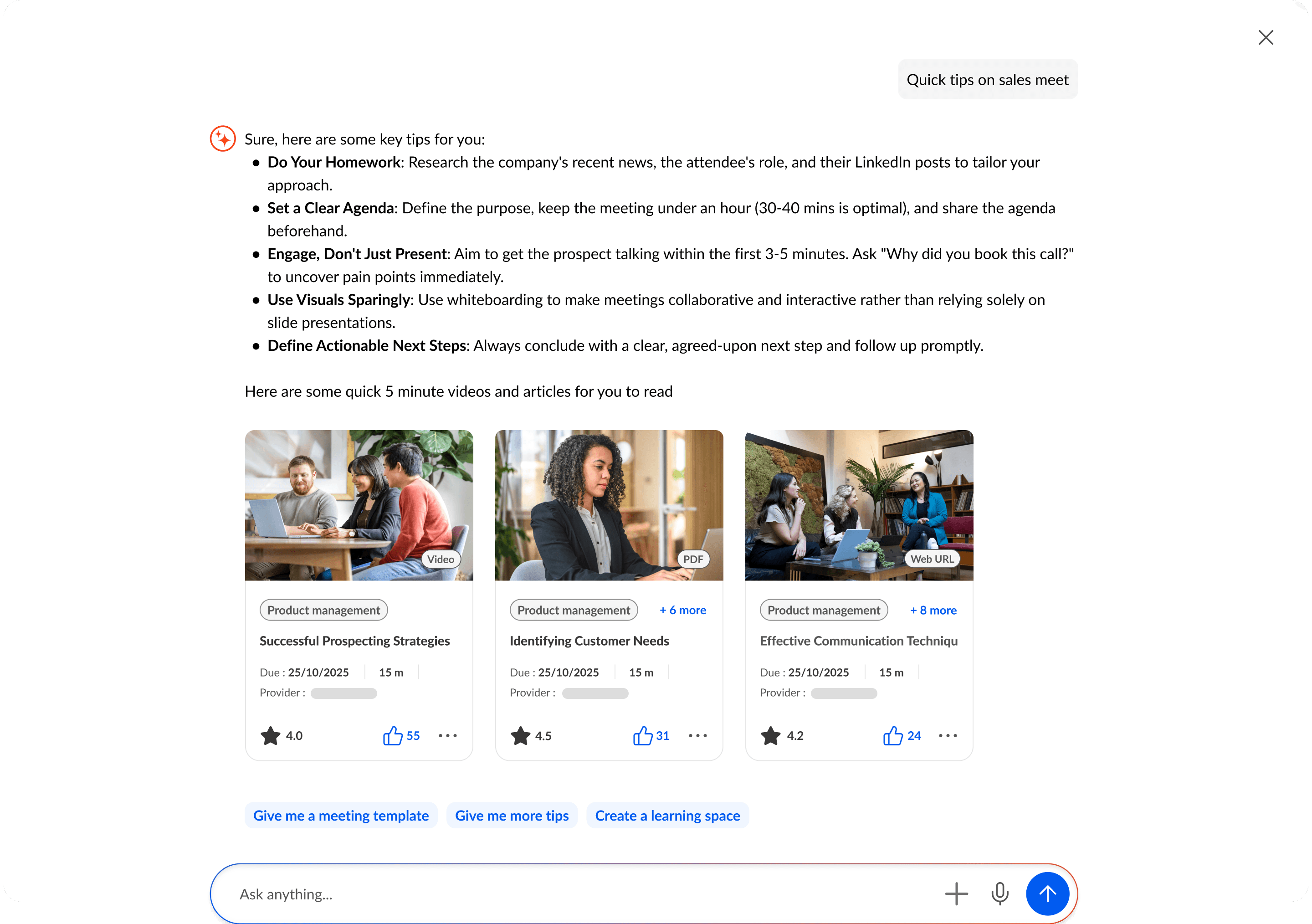 Una página web con consejos rápidos para reuniones de ventas, a continuación, tres tarjetas con recursos de formación y una barra de búsqueda en la parte inferior que dice "Ask anything".