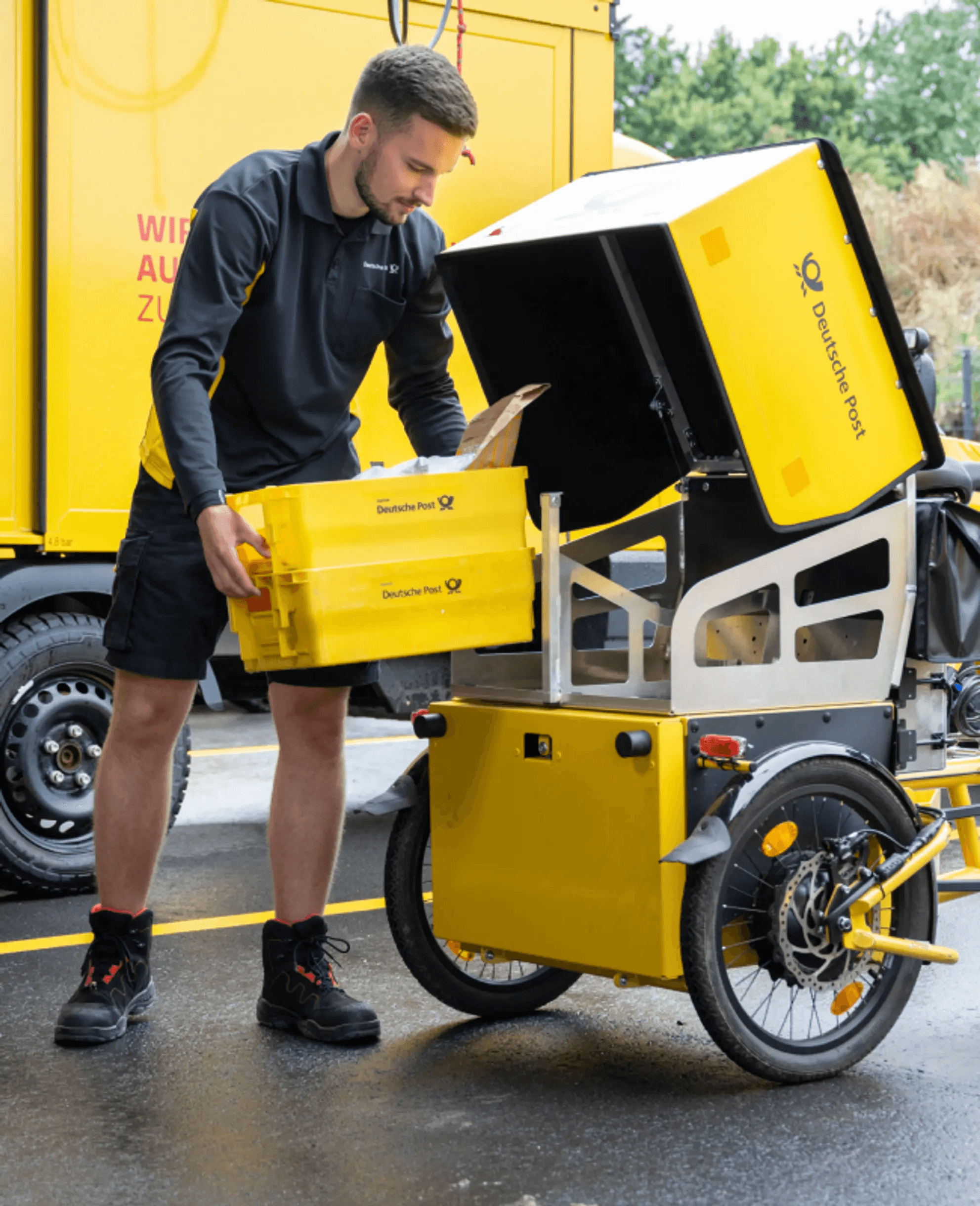 Imagem de uma pessoa fazendo entregas em uma bicicleta.