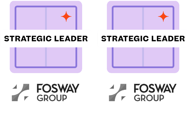 Duas imagens idênticas, cada qual com uma medalha roxa com o texto brilhante "LÍDER ESTRATÉGICO" e o logotipo do Fosway Group.